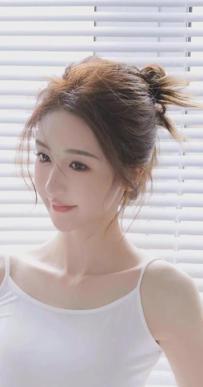 把她的两个奶弄到玻璃上(图1)