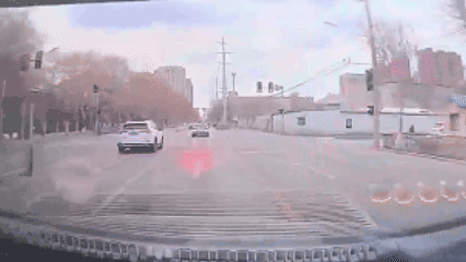 险！井盖飞起砸中行驶中汽车挡风玻璃沈阳当地交警回应(图1)