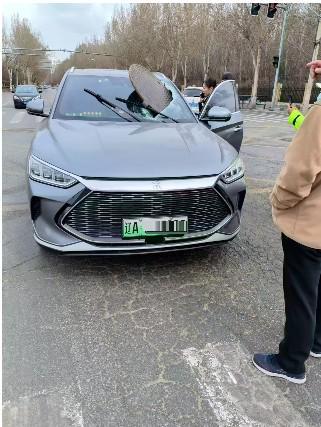 险！井盖飞起砸中行驶中汽车挡风玻璃沈阳当地交警回应(图2)