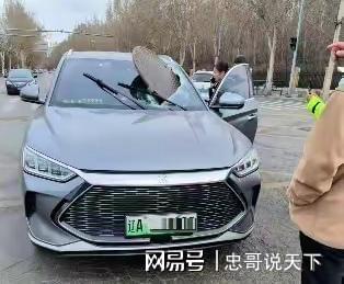 井盖飞起砸中行驶汽车前挡风玻璃沈阳这一突发事件验证中国制造(图3)