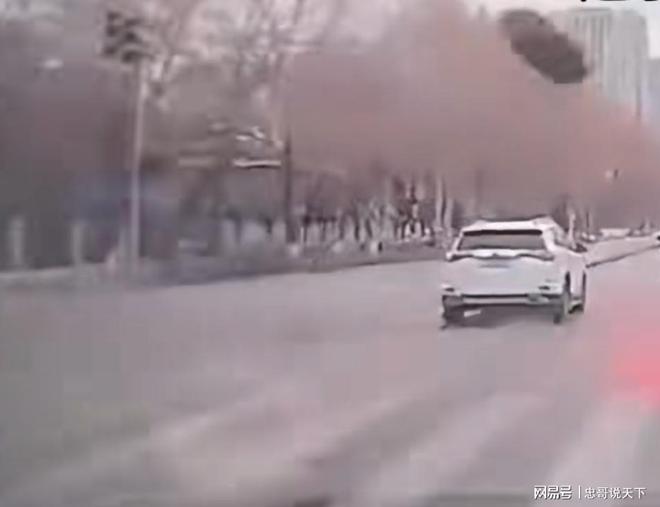 井盖飞起砸中行驶汽车前挡风玻璃沈阳这一突发事件验证中国制造(图2)