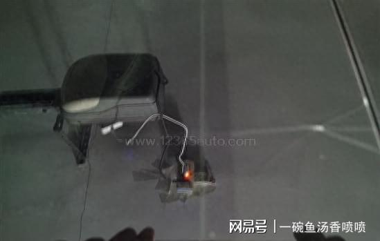 某知名新能源车品牌频发玻璃开裂！(图1)