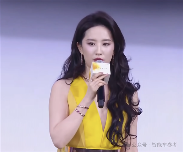刘亦菲喜提第一辆增程车智界R7！余承东现场公布300万兜底承诺(图9)