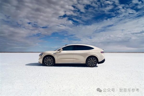 刘亦菲喜提第一辆增程车智界R7！余承东现场公布300万兜底承诺(图10)