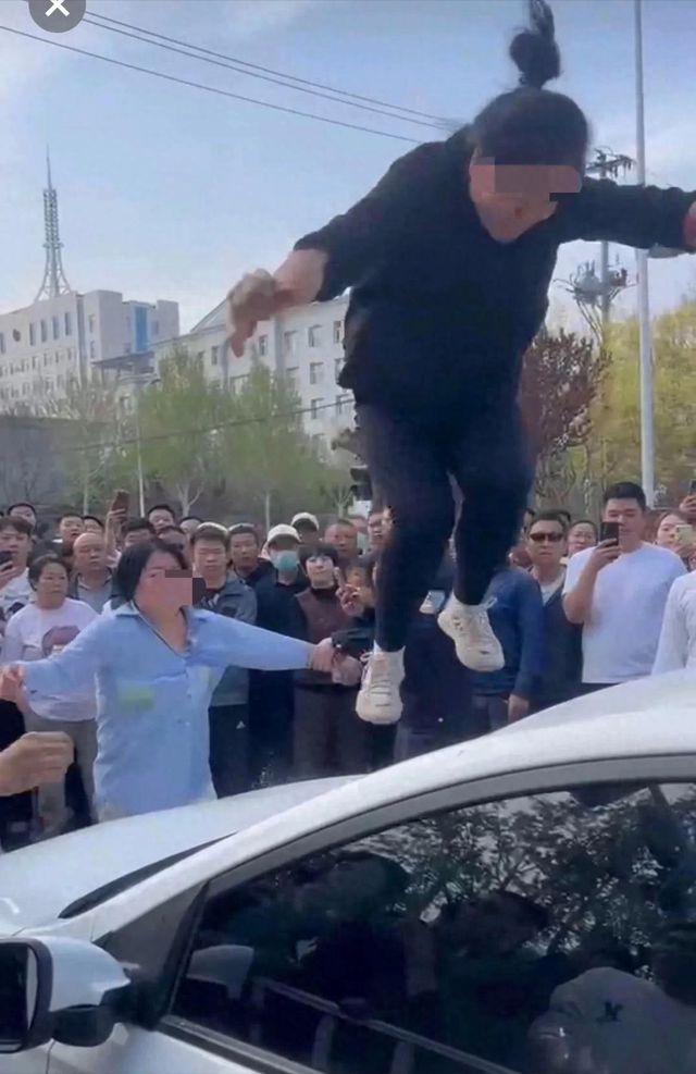 河北一女子当街抓小三踹烂汽车前挡风玻璃小三颜值高身材好(图1)