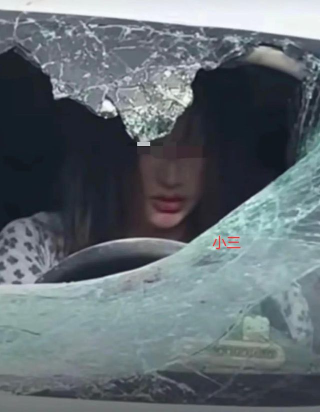 河北一女子当街抓小三踹烂汽车前挡风玻璃小三颜值高身材好(图3)