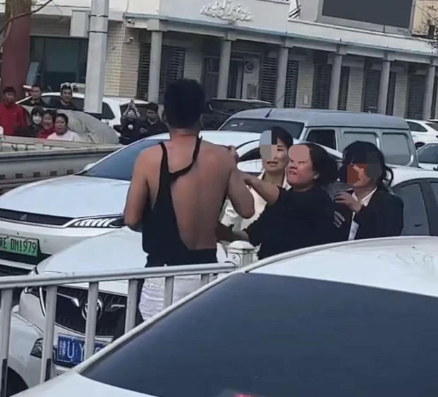 河北一女子当街抓小三踹烂汽车前挡风玻璃小三颜值高身材好(图5)