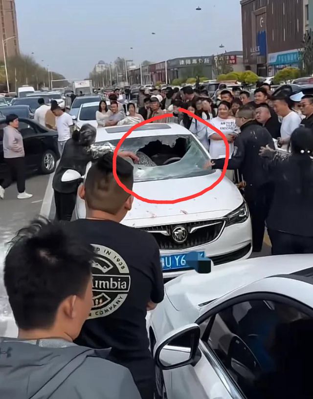 河北一女子当街抓小三踹烂汽车前挡风玻璃小三颜值高身材好(图2)