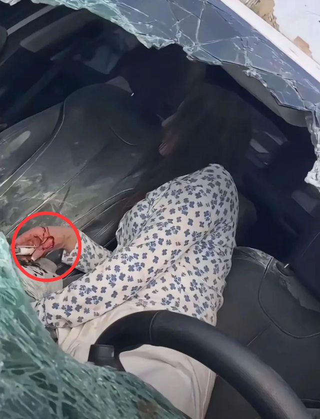 河北一女子当街抓小三踹烂汽车前挡风玻璃小三颜值高身材好(图4)