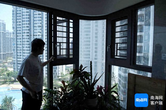 天天315丨窗户玻璃自爆无“3C”标识？海口一市民质疑店方售假(图1)