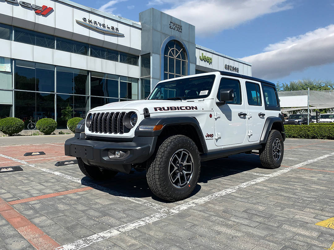 2024款牧马人罗宾汉四门白色到店 北京Jeep4s店(图1)
