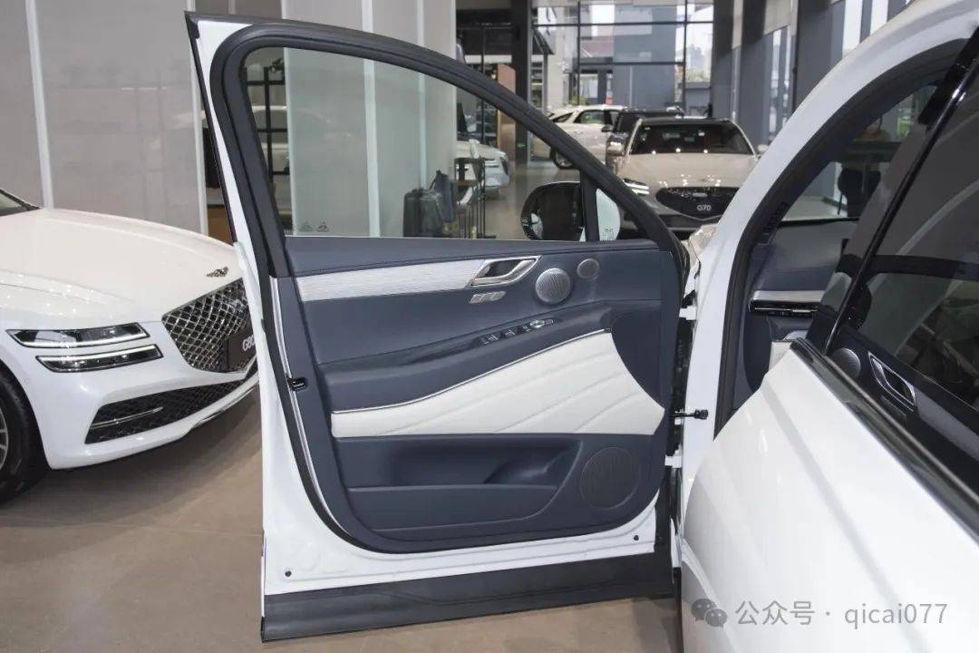 被低估的“精品豪车”双层隔音玻璃+魔毯悬挂舒适静音跟奔驰一样优秀却无人能懂(图1)