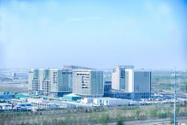 临空区大兴片区国际航空总部园 全国首创“水晶眼”玻璃幕窗全面安装启动(图1)