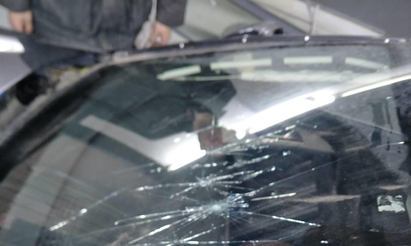 天津夫妻318插队不往后退还骂骂咧咧勇猛大哥怒砸车窗玻璃(图1)