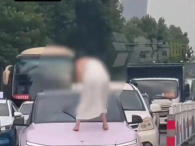 后续！女子当街打砸车辆多车损坏官方通报女子果然有问题(图1)