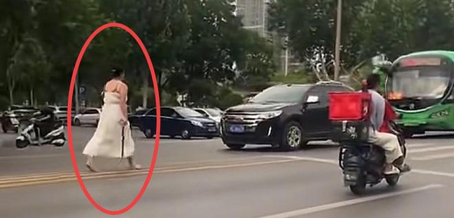 女子当街打砸车辆后续：砸的都是好车被抓时流泪认怂警方介入(图2)