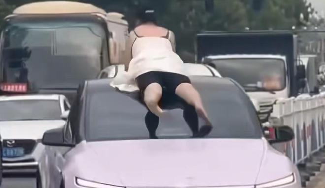 女子当街打砸车辆后续：砸的都是好车被抓时流泪认怂警方介入(图7)