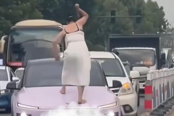 女子当街打砸车辆后续：砸的都是好车被抓时流泪认怂警方介入(图6)