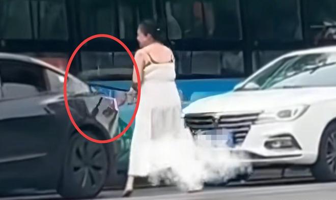 女子当街打砸车辆后续：砸的都是好车被抓时流泪认怂警方介入(图4)