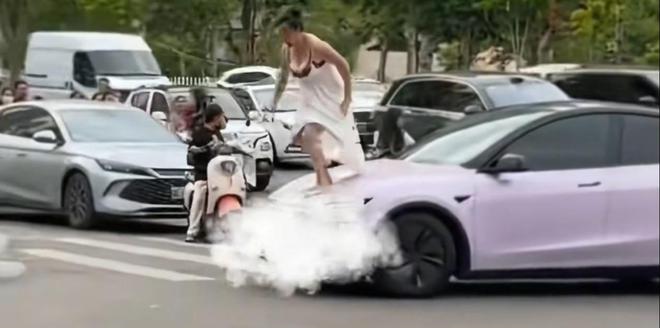 女子当街打砸车辆后续：砸的都是好车被抓时流泪认怂警方介入(图8)