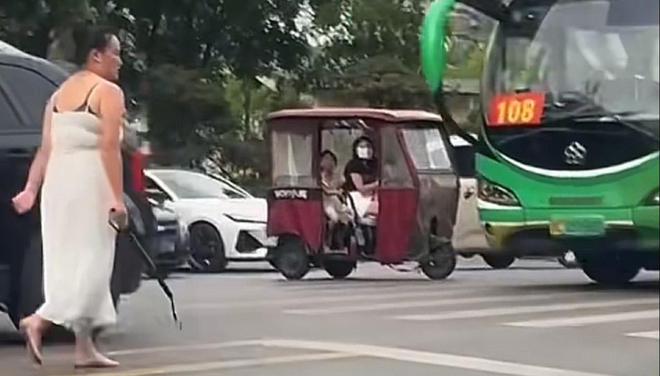 女子当街打砸车辆后续：砸的都是好车被抓时流泪认怂警方介入(图15)