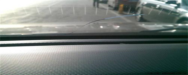 洛阳女子当街砸车后续：疑精神病人？车主损失谁来承担？警方介入(图1)
