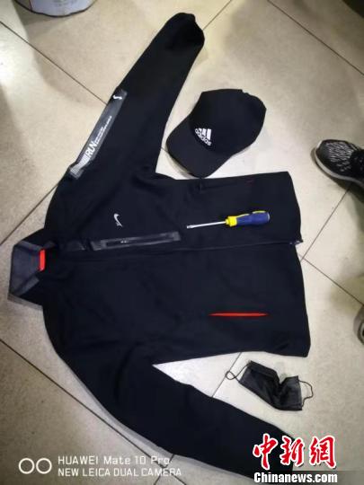 嫌犯疯狂作案一夜砸37辆车 仅盗取500元现金(图2)
