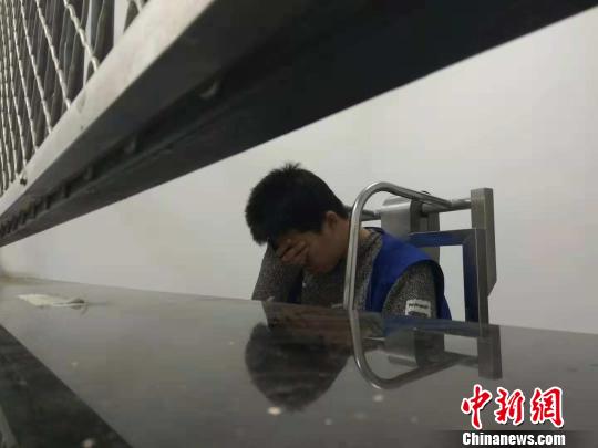 嫌犯疯狂作案一夜砸37辆车 仅盗取500元现金(图3)