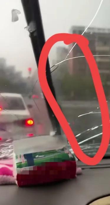 南京突降特大冰雹！汽车挡风玻璃都干裂了能让保险公司赔偿吗？(图1)