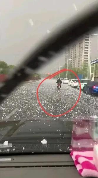 南京突降特大冰雹！汽车挡风玻璃都干裂了能让保险公司赔偿吗？(图3)