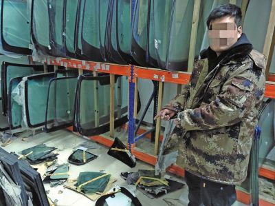当普通车玻璃贴上名牌标签怎么辨真假？(图1)