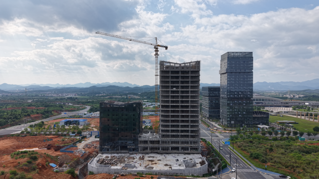高铁新区鹏锦大厦勾勒城市新轮廓(图1)