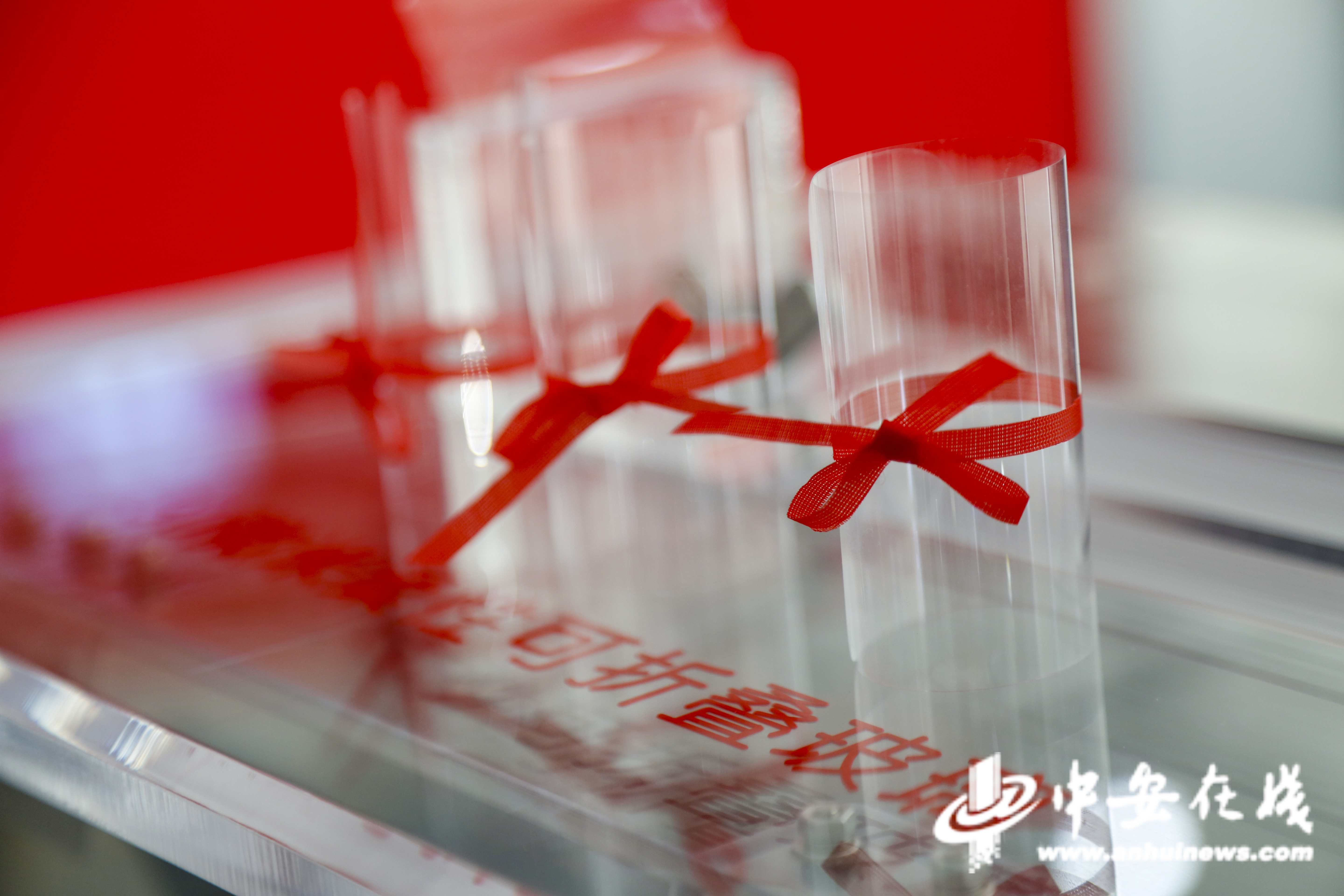 活力中国调研行｜比纸还薄的柔性玻璃折叠100万次不破损(图1)