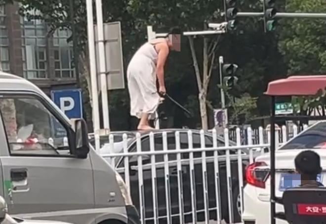 女子持械当街打砸多辆轿车官方通报：系精神病发作家属愿意承担赔偿(图3)