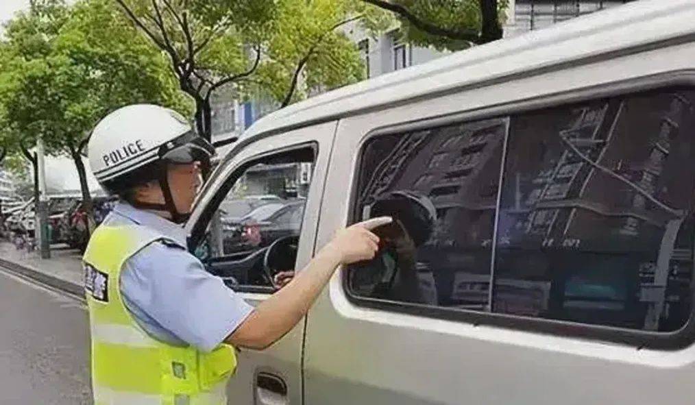 交警提醒：私家车“亮窗行动”又来了！违规罚200元很多车主还一无所知赶紧自查！(图1)