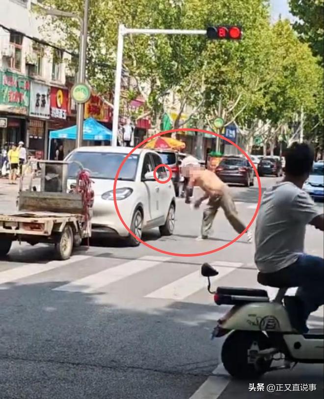 解气！男子拎砖怒砸汽车12下打破无辜路人脑袋终被带手铐拖走(图5)
