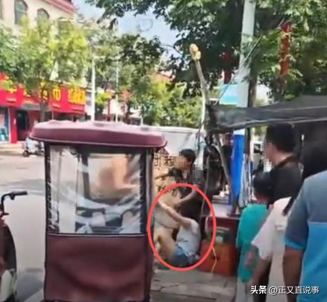 解气！男子拎砖怒砸汽车12下打破无辜路人脑袋终被带手铐拖走(图13)