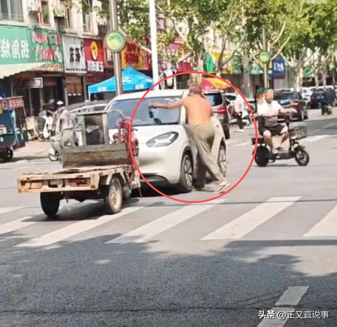 解气！男子拎砖怒砸汽车12下打破无辜路人脑袋终被带手铐拖走(图6)