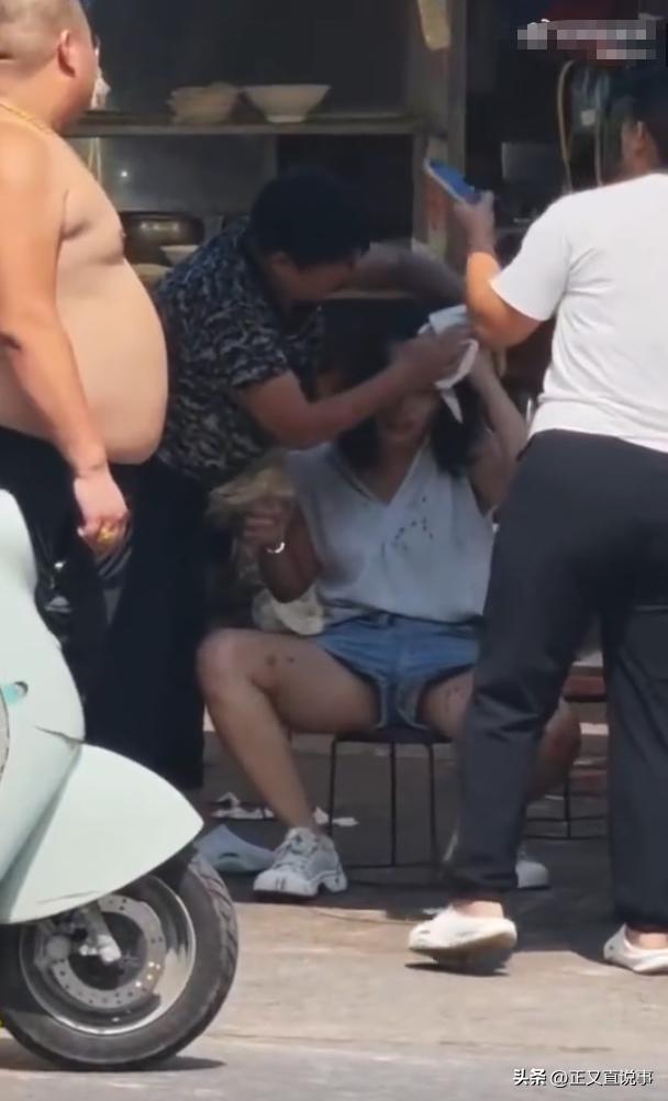解气！男子拎砖怒砸汽车12下打破无辜路人脑袋终被带手铐拖走(图15)