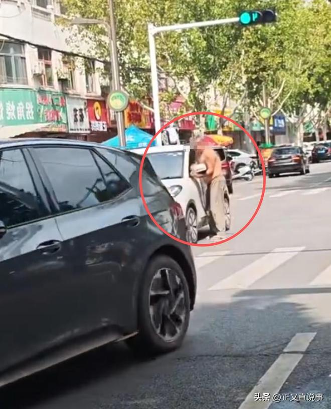 解气！男子拎砖怒砸汽车12下打破无辜路人脑袋终被带手铐拖走(图3)