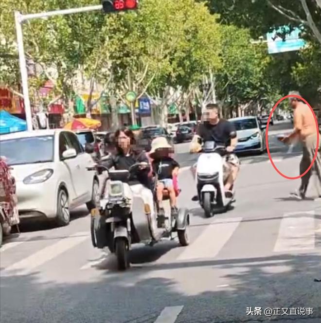 解气！男子拎砖怒砸汽车12下打破无辜路人脑袋终被带手铐拖走(图4)