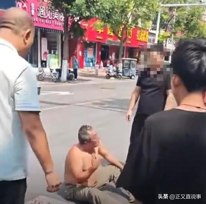 解气！男子拎砖怒砸汽车12下打破无辜路人脑袋终被带手铐拖走(图16)