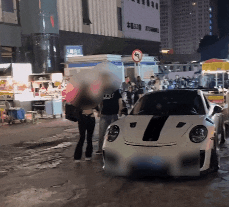 “女子怒砸保时捷抓小三”视频热传警方通报！(图1)