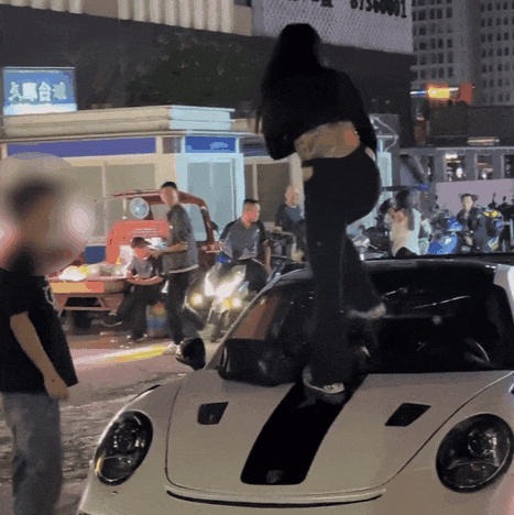 “女子怒砸保时捷抓小三”视频热传警方通报！(图2)