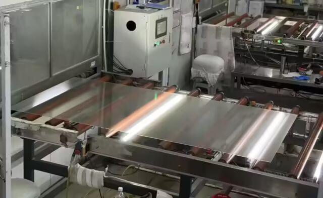 科技 国产自清洁光伏玻璃发布：突破关键工艺瓶颈全流程自主掌控(图1)