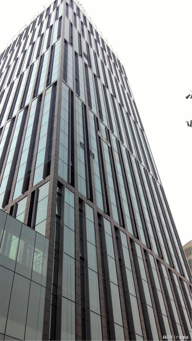 玻璃泛黄、能耗飙升？广霖幕墙为您定制外墙改造施工翻新解决方案(图1)