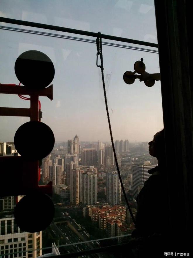 玻璃泛黄、能耗飙升？广霖幕墙为您定制外墙改造施工翻新解决方案(图3)