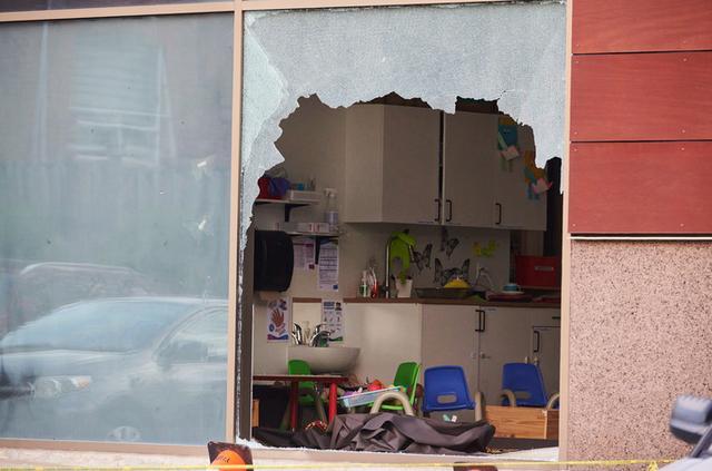 加拿大一汽车撞入日托中心1死9伤！车辆撞碎玻璃窗后冲入室内(图1)