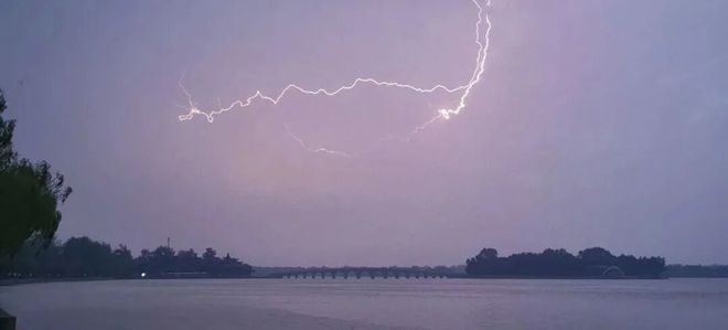 “像天空在倒冰块”！冰雹砸坏车能赔吗？(图2)