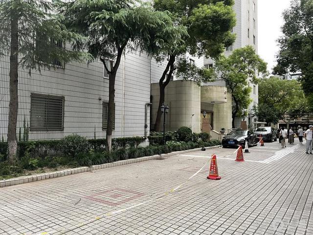 惊恐！沪上小区外墙瓷砖32楼砸下 9辆车子瞬间损毁！(图2)